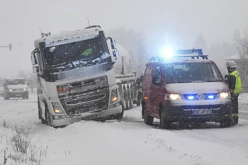 Die B304 mußte zeitweise gesperrt werden, nachdem ein Tanksattelzug in den Graben gerutscht war. Die Feuerwehr (im Einsatz: Grafing, Nettelkofen, Ebersberg) sicherte die Unfallstelle ab, bis ein Bergeunternehmen den Havaristen wieder auf die Straße gezogen hatte.