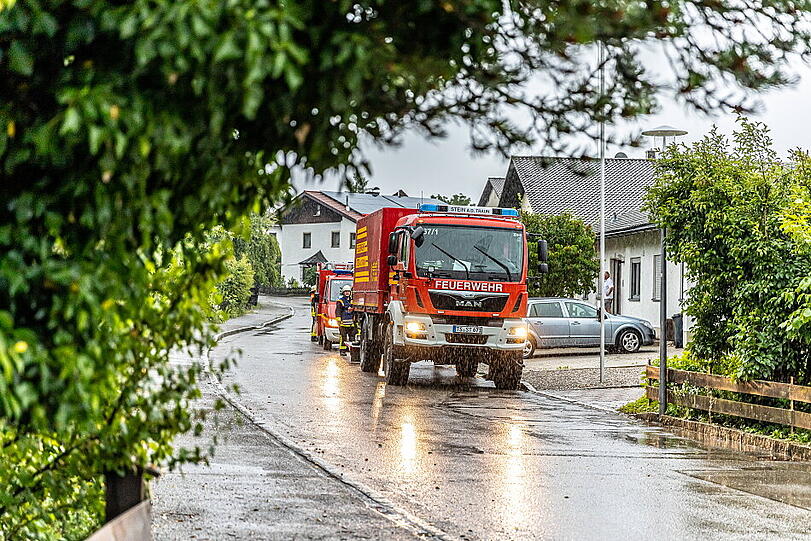 Weite Teile Bayerns wurden am Donnerstag von heftigen Gewittern heimgesucht - auch in Trostberg (Landkreis Traunstein) liefen Unterführungen voll.