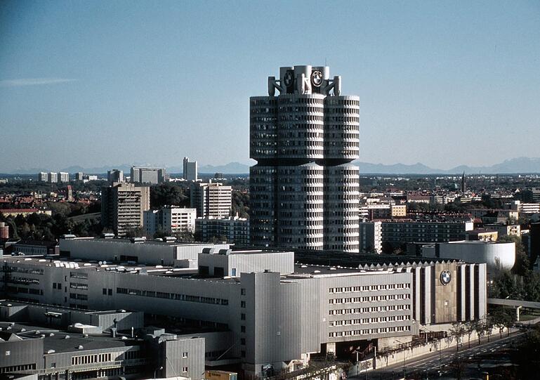 Als der Turm fertig war, hatte BMW nicht nur ein neues Verwaltungsgebäude, sondern auch eine Immobilie, die weit über die Stadt hinaus Prestige versprach.
