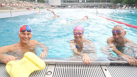Im Dantebad (v.l.): Bert Elliot (54), Sabine Felten (43) und Igor Brncic (47) treffen sich nach drei Monaten wieder, um ihrem wassersportlichen Hobby nachzugehen.