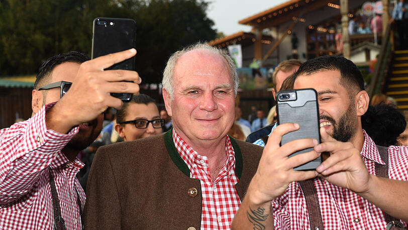 Bayern-Präsident Uli Hoeneß macht auf dem traditionellen Wiesn-Besuch Selfies mit Besuchern. Bayern-Präsident Uli Hoeneß macht auf dem traditionellen Wiesn-Besuch Selfies mit Besuchern.