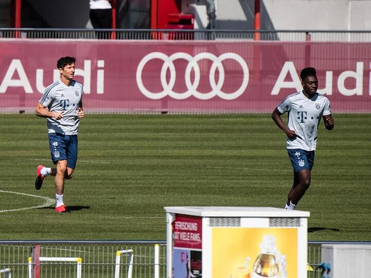 Training mit Abstand: Die Bayern-Profis Robert Lewandowski (l) und Alphonso Davies.