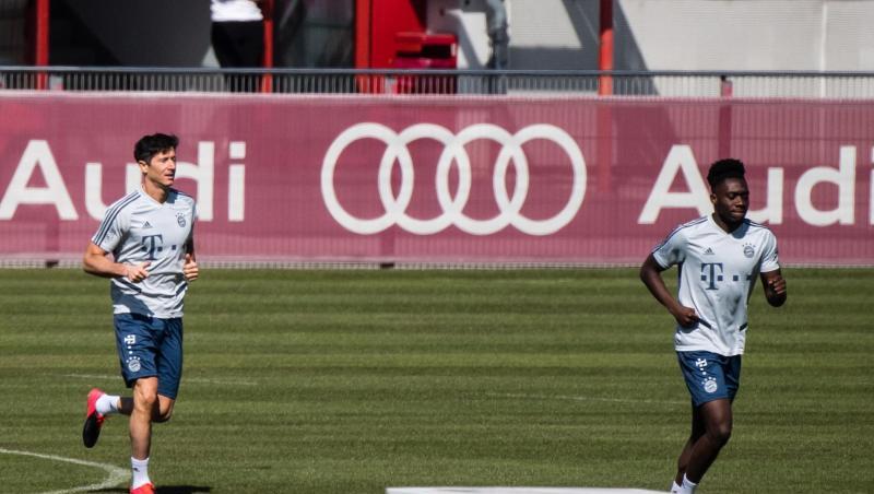 Training mit Abstand: Die Bayern-Profis Robert Lewandowski (l) und Alphonso Davies. Training mit Abstand: Die Bayern-Profis Robert Lewandowski (l) und Alphonso Davies.