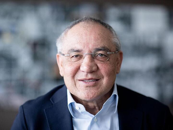 Der ehemalige Bundesliga-Fußballtrainer, Felix Magath, blickt in die Kamera des Fotografen. Foto: Kay Nietfeld/dpa