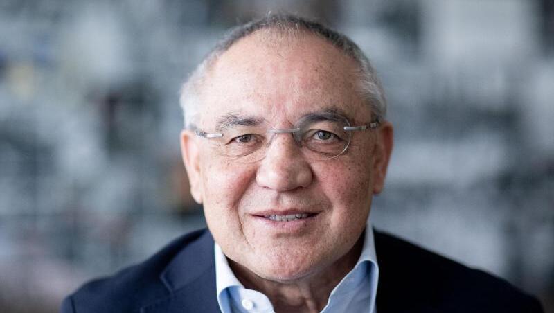 Der ehemalige Bundesliga-Fußballtrainer, Felix Magath, blickt in die Kamera des Fotografen. Foto: Kay Nietfeld/dpa Der ehemalige Bundesliga-Fußballtrainer, Felix Magath, blickt in die Kamera des Fotografen. Foto: Kay Nietfeld/dpa