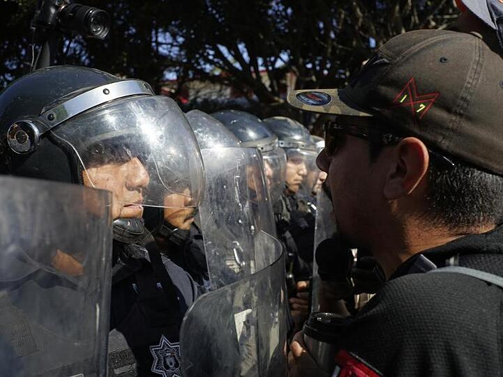 Bei der Demo gegen Migranten in Tijuana kam zu Handgreiflichkeiten zwischen gewaltbereiten Demonstranten und Polizisten.