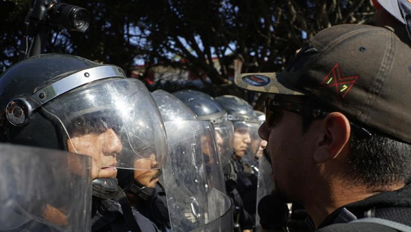Bei der Demo gegen Migranten in Tijuana kam zu Handgreiflichkeiten zwischen gewaltbereiten Demonstranten und Polizisten. Bei der Demo gegen Migranten in Tijuana kam zu Handgreiflichkeiten zwischen gewaltbereiten Demonstranten und Polizisten.