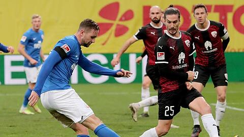 Der Rostocker John Verhoek (l) schießt den Ball Richtung Ingolstädter Tor.