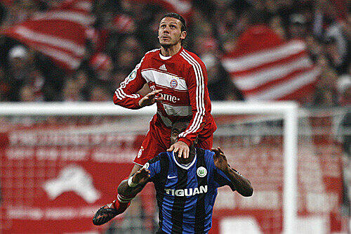 Ließ seinem Gegenspieler, dem zuletzt überragend spielenden Wolfsburger Stürmer Grafite, nicht den Hauch einer Chance: Bayern-Verteidiger Martin Demichelis.