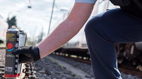 Auf dem Weg zum Dienst erkannte ein Bundespolizist zwei Jugendliche wieder, die bereits im Juli die Treppenaufgänge am Haltepunkt Oberschleißheim besprüht hatten. (Symbolbild)