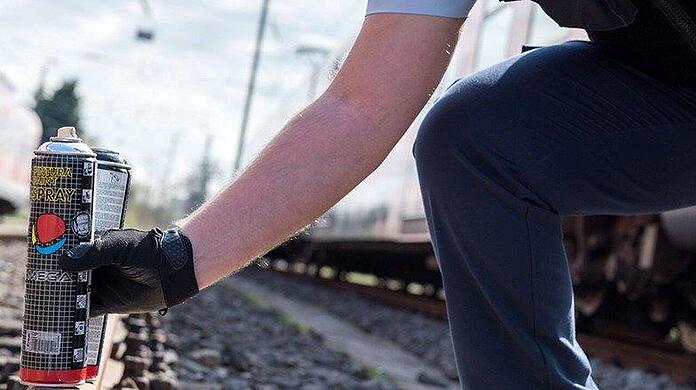 Auf dem Weg zum Dienst erkannte ein Bundespolizist zwei Jugendliche wieder, die bereits im Juli die Treppenaufgänge am Haltepunkt Oberschleißheim besprüht hatten. (Symbolbild)