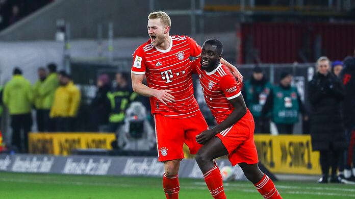 Münchens Matthijs de Ligt (l)jubelt mit seinem Teamkollegen Dayot Upamecano über einen Treffer.