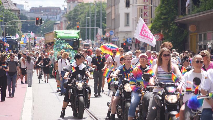 Mittendrin, statt nur dabei: Münchens OB Dieter Reiter ganz leger in Jeans, schwarzem T-Shirt, Sneakers und regenbogenfarbiger Blümchenkette. Rechts neben ihm Dominik Krause. Mittendrin, statt nur dabei: Münchens OB Dieter Reiter ganz leger in Jeans, schwarzem T-Shirt, Sneakers und regenbogenfarbiger Blümchenkette. Rechts neben ihm Dominik Krause.