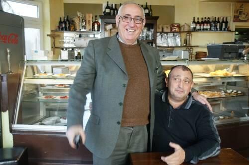 Felice Bussone sitzt in seiner Cafeteria und Pasticceria - Tomatenhändler Salvatore Varano begrüßt ihn.