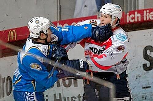 Handfeste Auseinandersetzung: EHC-Star Martin Buchwieser (l.) kontra Nick Martens.