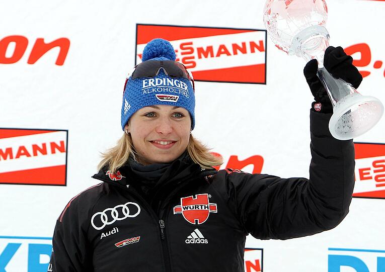 Magdalena Neuner mit der Kristallkugel des Sprint-Weltcups.