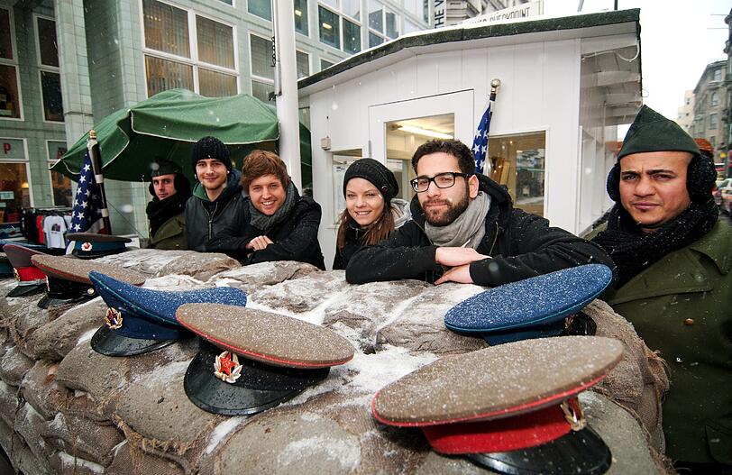 Besuch am Berliner "Checkpoint Charlie": Mit zwei als Soldaten verkleideten Männern posieren die vier Finalisten im Fotoshooting vor dem großen Finale.