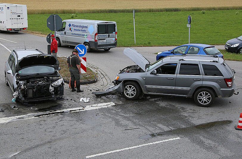 Schwerer Unfall in Thal bei Maitenbeth. Die Fahrzeuge sind komplett zerstört.