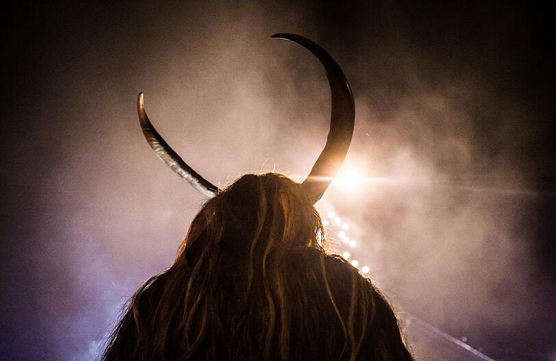 Der Stadtplatz der tschechischen Kleinstadt Kaplice gehörte gestern den Krampussen: Die Bilder vom Grusel-Lauf.
