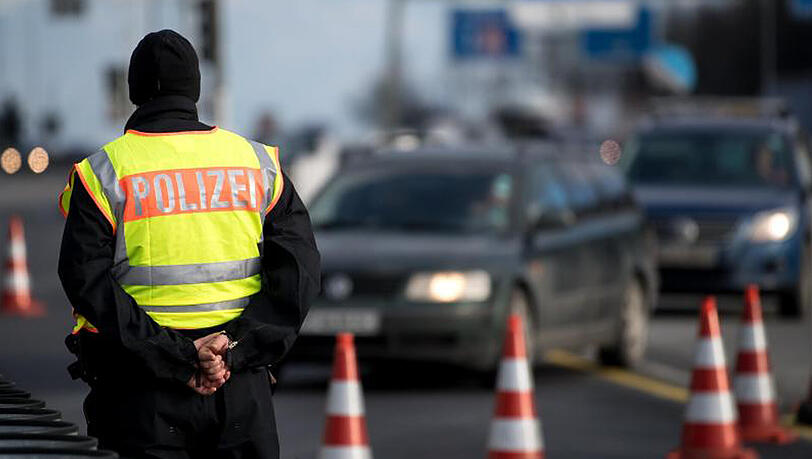 Ein Polizist beobachtet an der Kontrollstelle Schwarzbach an der Autobahn Salzburg-München (A8) den Verkehr. An deutschen Außengrenzen wurde in diesem Jahr etwa 20 000 Flüchtlingen die Einreise verweigert. Ein Polizist beobachtet an der Kontrollstelle Schwarzbach an der Autobahn Salzburg-München (A8) den Verkehr. An deutschen Außengrenzen wurde in diesem Jahr etwa 20 000 Flüchtlingen die Einreise verweigert.