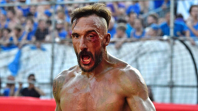 Der Spielball wird hier ganz schnell zur Nebensache - Schläge und Tritte sind hier ausdrücklich erlaubt. Die Biler vom Calcio Storico in Florenz.