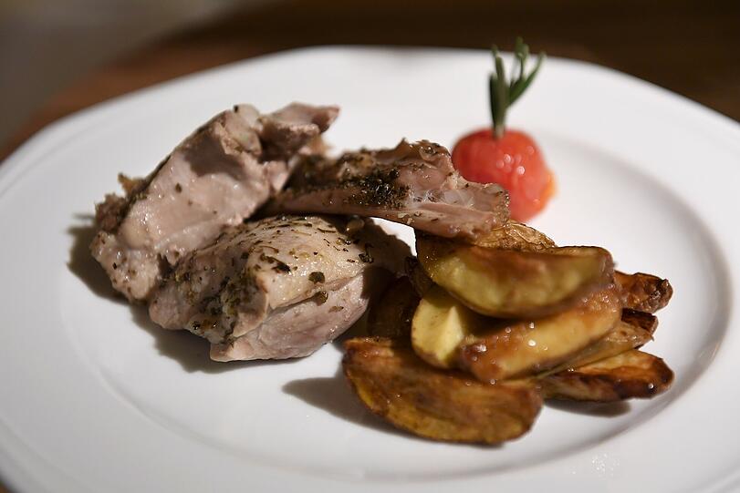 Zicklein mit Kartoffeln und Tomate