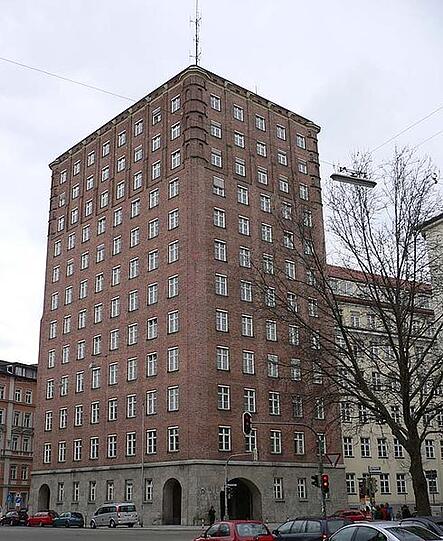 ... gegen 21 Uhr wollen die Teilnehmer vor der Lokalbaukommission in der Blumenstraße ihren Trauerzug möglichst öffentlichkeitswirksam beenden.
