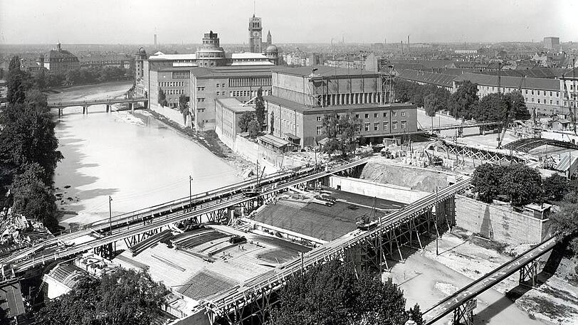 1935: Der Kongressbau des Deutschen Museum ist fertig &ndash; der Neubau der Ludwigsbrücke davor schreitet gerade voran.