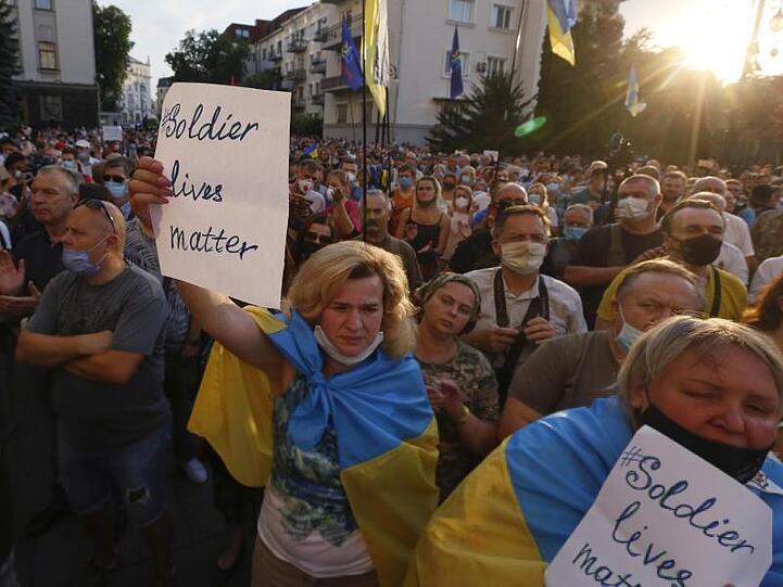 Hunderte Nationalisten protestierten in Kiew gegen die Zusatzvereinbarungen, die für den neuen Waffenstillstand festgelegt wurden.