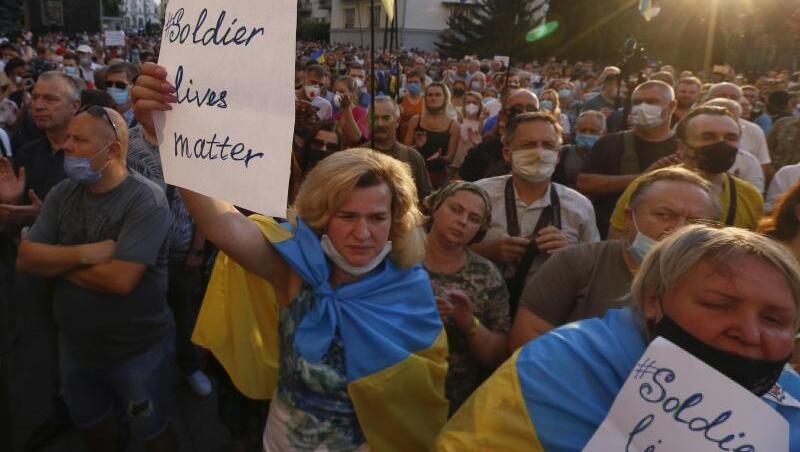 Hunderte Nationalisten protestierten in Kiew gegen die Zusatzvereinbarungen, die für den neuen Waffenstillstand festgelegt wurden.