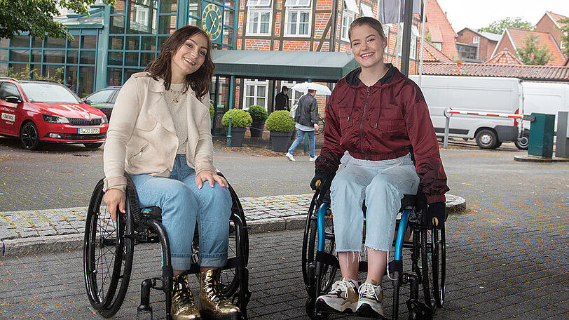 Pia Richter (Clara Apel, r.) trifft zufällig auf Olympiasiegerin Kristina Vogel (l.)