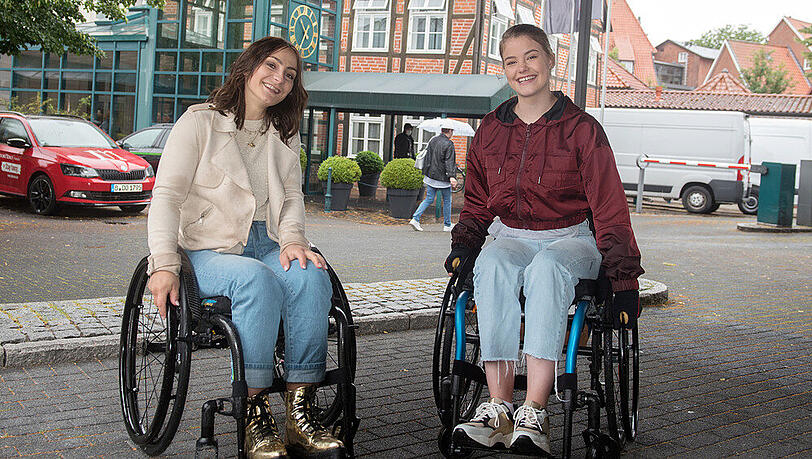 Pia Richter (Clara Apel, r.) trifft zufällig auf Olympiasiegerin Kristina Vogel (l.) Pia Richter (Clara Apel, r.) trifft zufällig auf Olympiasiegerin Kristina Vogel (l.)