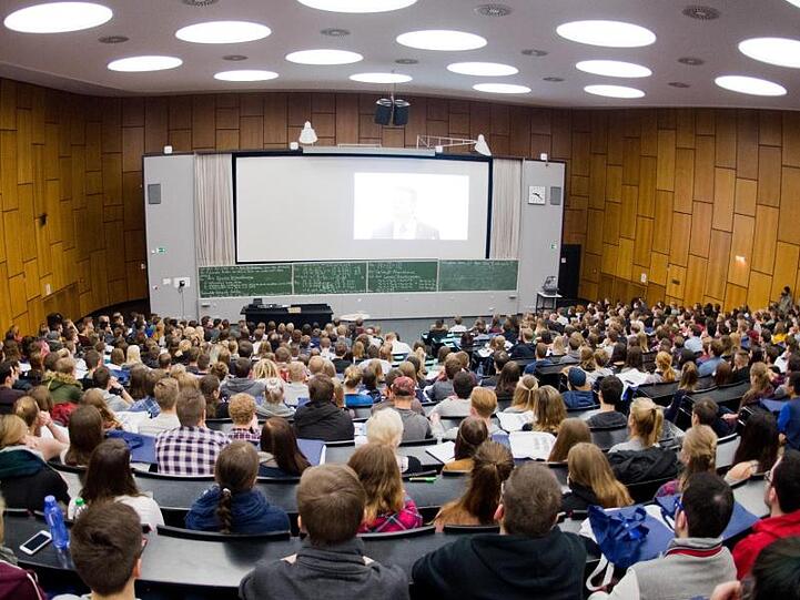 Erstsemester-Studenten sitzen bei einer Begrüßungsveranstaltung im Audimax der Leibniz Universität Hannover.