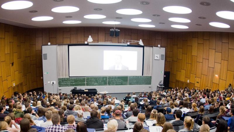 Erstsemester-Studenten sitzen bei einer Begrüßungsveranstaltung im Audimax der Leibniz Universität Hannover. Erstsemester-Studenten sitzen bei einer Begrüßungsveranstaltung im Audimax der Leibniz Universität Hannover.
