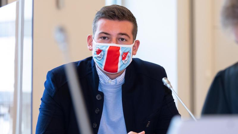 Max Kothny, Geschäftsführer von Türkgücü München, sitzt im Landgericht im Sitzungssaal.