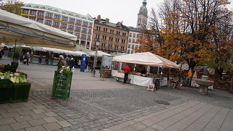 Der Viktualienmarkt am Freitagmittag: Nur ein paar wenige Menschen sind zum Einkaufen und Bummeln da, dabei regnet es nicht einmal. Der Viktualienmarkt am Freitagmittag: Nur ein paar wenige Menschen sind zum Einkaufen und Bummeln da, dabei regnet es nicht einmal.