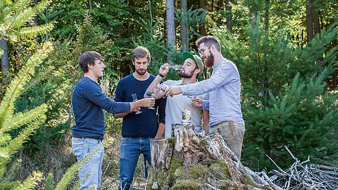 Fabian Kreser (v. l.), Jonas Völker, Stefan Blum und Markus Skrobanek verkosten ihren Schneewittchen-Gin.
