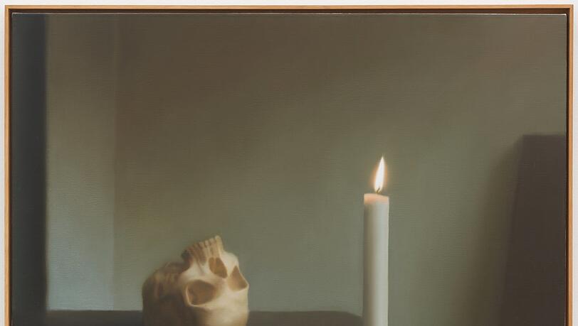 Ein Memento mori der schlichten Art? Man sollte sich nicht täuschen lassen. Der "Schädel mit Kerze" aus dem Jahr 1983 zahlt zu den bekanntesten Gemälden Gerhard Richters. Ein Memento mori der schlichten Art? Man sollte sich nicht täuschen lassen. Der "Schädel mit Kerze" aus dem Jahr 1983 zahlt zu den bekanntesten Gemälden Gerhard Richters.