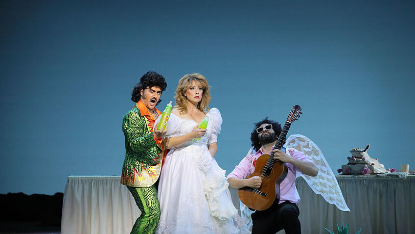 Levente Páll (Dulcamara), Jennifer O’Loughlin (Adina) und Pedro Aguiar. Levente Páll (Dulcamara), Jennifer O’Loughlin (Adina) und Pedro Aguiar.