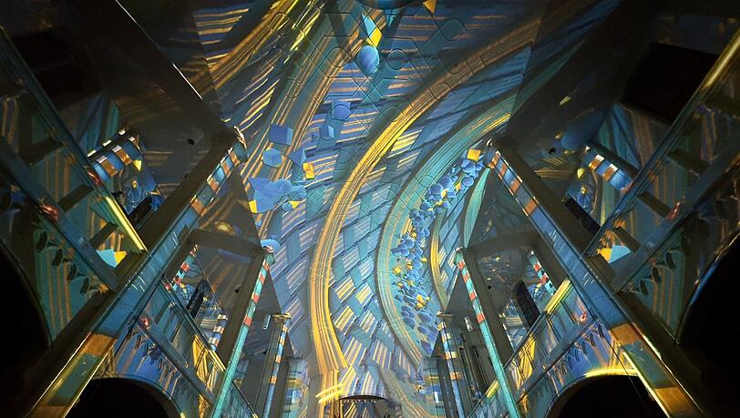 Sind wir in der &bdquo;Kosmischen Uhr&ldquo;, wie das dritte Kapitel von &bdquo;Infinity&ldquo; in der Markuskirche hei&szlig;t?