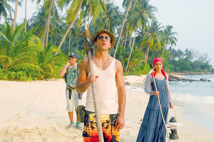 Cem (Elyas M'Barek, Mitte), Costa (Arnel Taci) und Yagmur (Pegah Ferydoni) m&uuml;ssen sich auf einer einsamen Insel zurechtfinden.