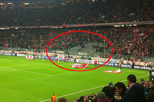 Verärgert wegen der Sicherheitsbestimmungen blieben viele Bayern-Fans der Südkurve beim Spiel gegen Lille fern.