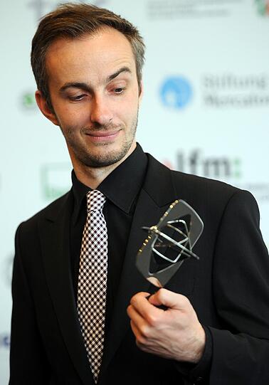 Moderator Jan Böhmermann posiert vor der Verleihung mit dem Preis in der Kategorie "Unterhaltung".