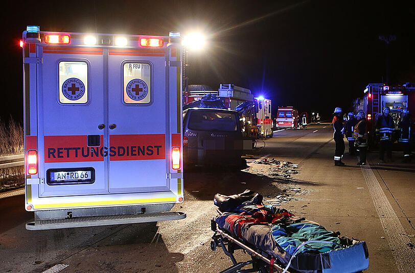 Der 19-jährige Beifahrer war schon tot, als die Rettungskräfte eintrafen.