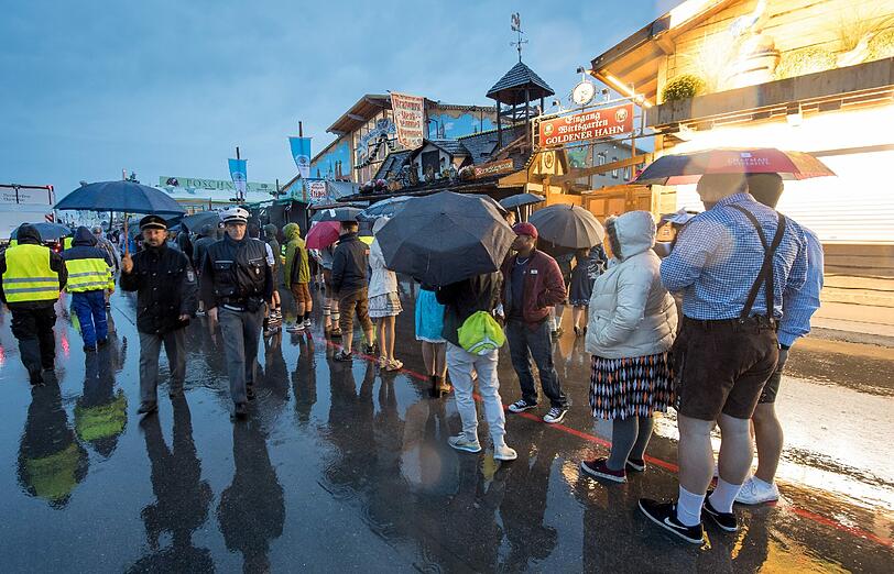 Der Regen bestimmt den Auftakt zum 183. Oktoberfest in München. Erste Wiesnfans standen trotzdem seit 7 Uhr vor den Zelten an.