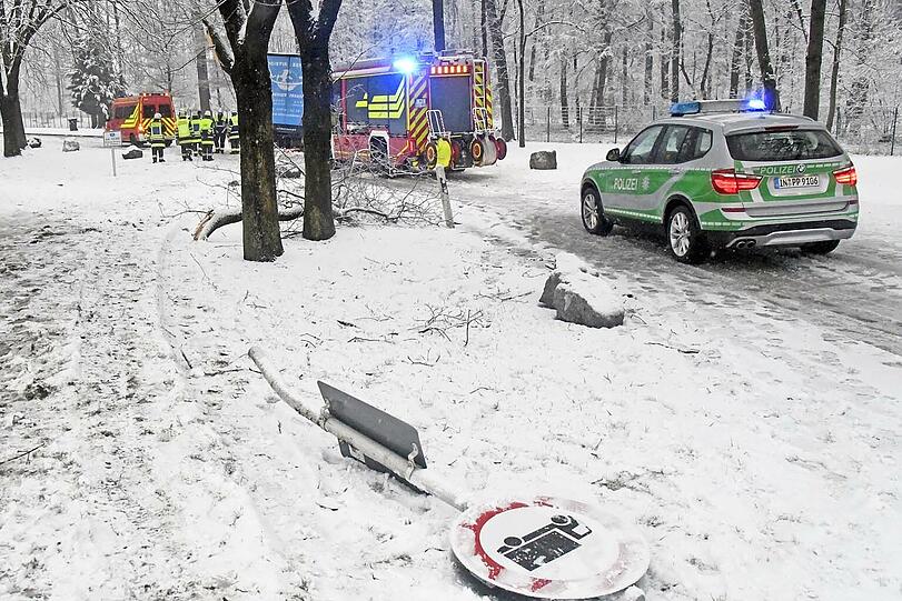 A99: Weil mehrere hundert Liter Kraftstoff aus dem Tank des Lkw liefen, muss das Erdreich ausgebaggert werden.