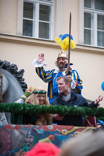 Die Damischen Ritter in Aktion: Impressionen vom Faschingszug durch die Altstadt am Sonntag.