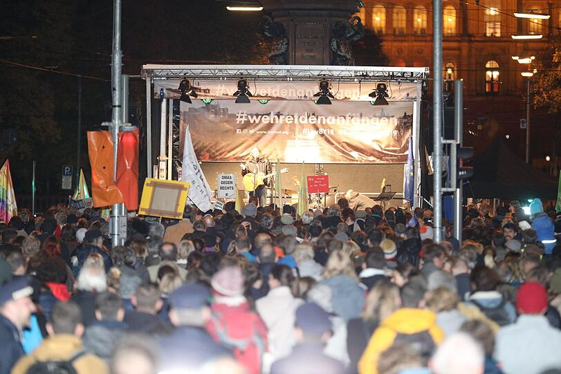 2.500 Personen sind laut Polizei zum Maximilianeum gekommen.