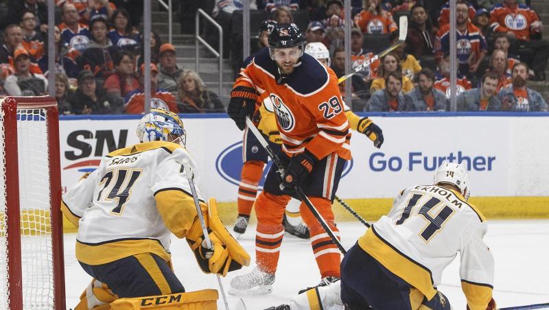 Leon Draisaitl (M) führte die Edmonton Oilers erneut zu einem Sieg. Leon Draisaitl (M) führte die Edmonton Oilers erneut zu einem Sieg.