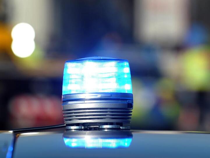 Das Blaulicht eines Streifenwagens leucht an einem Unfallort auf. Foto: picture alliance / dpa / Symbolbild